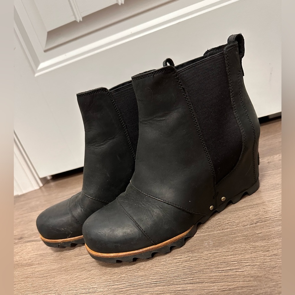 Sorel Lea Wedge Ankle Boots Womens Size 8 Black Leather Pull on Chelsea NL2334